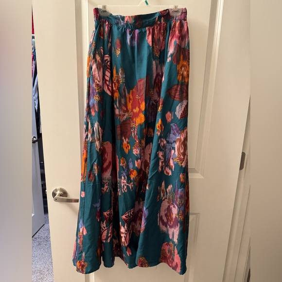 Beautifully colored skirt - Picture 1 of 4